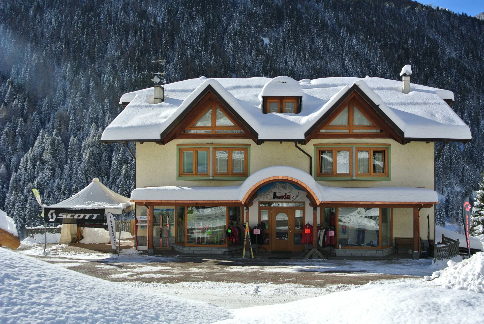 Il negozio Lodo Sport a Vermiglio in inverno