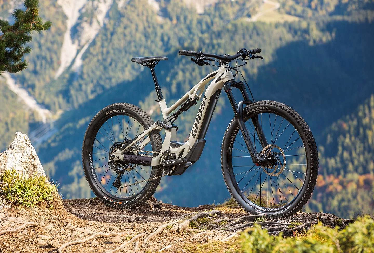 Mountain bike Ghost tra le montagne